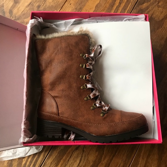 SOLD- Brand new in box boots - Picture 1 of 4
